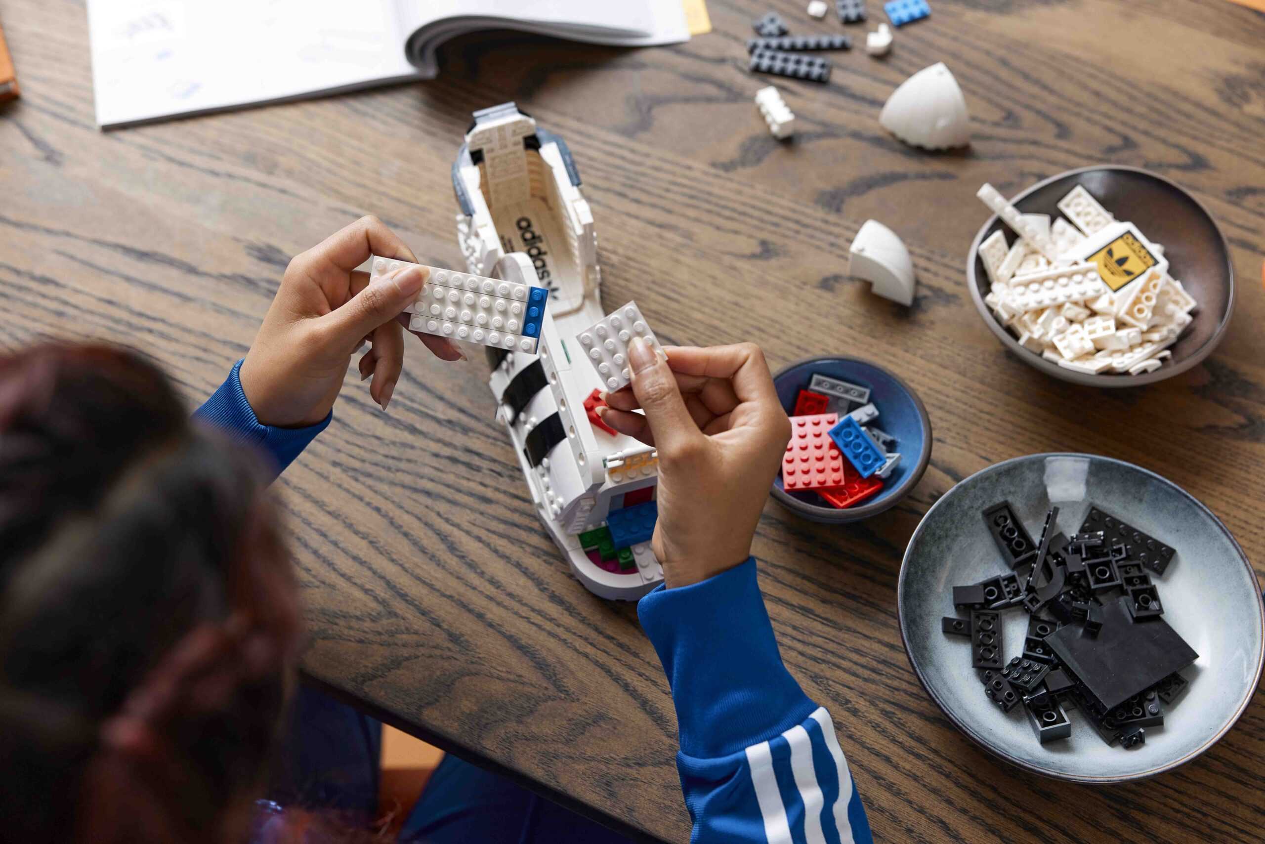Lego выпустила набор с полноразмерным кроссовком Adidas из кубиков