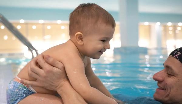 5 главных заблуждений о грудничковом плавании. Когда идти в бассейн с грудничком