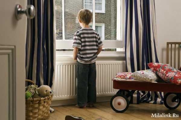 Ребенок один дома: с какого возраста можно оставлять одного и мнения психологов