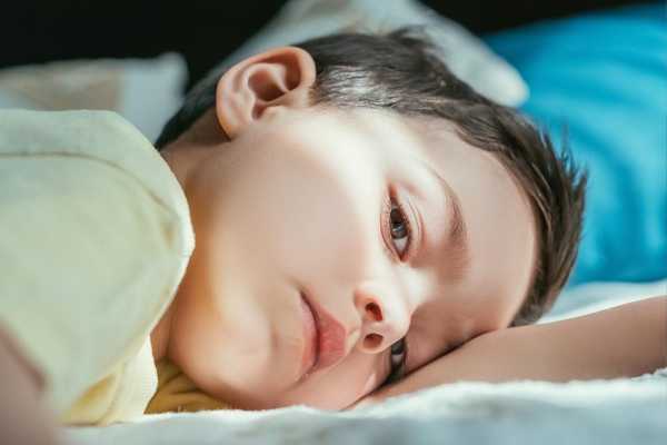 Ребенок боится спать один, что делать? Ребенок не засыпает один