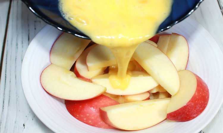 Смешиваем яблоки и яйца: 2 ингредиента и десерт готов